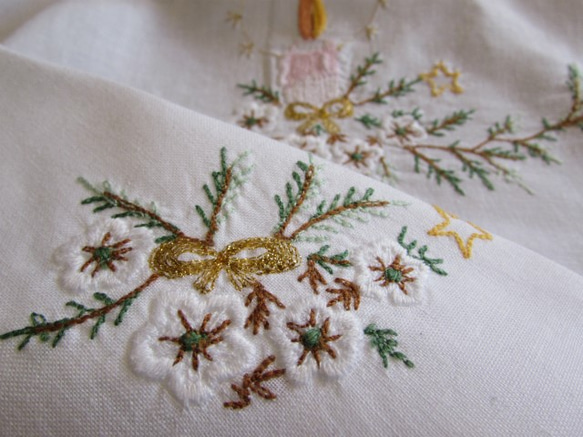 ドイツのクリスマス★キラキラキャンドルとモミの木の刺繍テーブルクロス 2枚目の画像