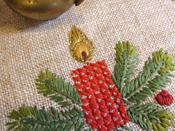 ★ドイツの手仕事★クリスマス★赤いキャンドルリース手刺繍入り星型テーブルマット 8枚目の画像