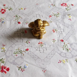 フランスの手仕事/ころんと可愛い薔薇の手刺繍テーブルクロス 1枚目の画像