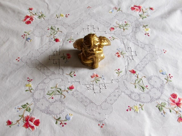 フランスの手仕事/ころんと可愛い薔薇の手刺繍テーブルクロス 1枚目の画像