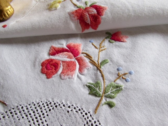 フランスの手仕事/ころんと可愛い薔薇の手刺繍テーブルクロス 6枚目の画像