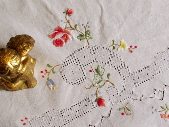 フランスの手仕事/ころんと可愛い薔薇の手刺繍テーブルクロス 7枚目の画像