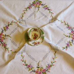 ドイツの手仕事/色とりどりのお花とボタニカルが素敵なクロスステッチ刺繍テーブルクロス 6枚目の画像