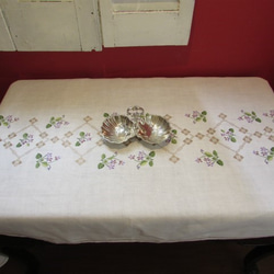 ドイツの手仕事/リネン生地に愛らしいスミレのお花手刺繍入り大判テーブルクロス 4枚目の画像
