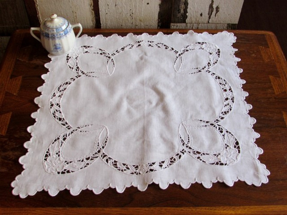 フランスの手仕事/お花の白糸手刺繍が素敵なテーブルマット 5枚目の画像