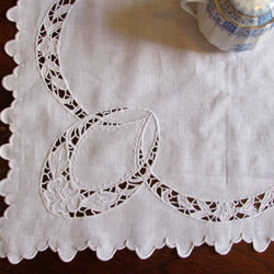 フランスの手仕事/お花の白糸手刺繍が素敵なテーブルマット 2枚目の画像