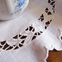 フランスの手仕事/お花の白糸手刺繍が素敵なテーブルマット 4枚目の画像