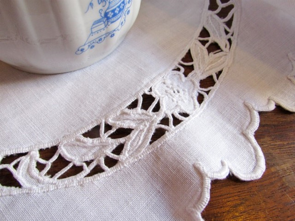 フランスの手仕事/お花の白糸手刺繍が素敵なテーブルマット 4枚目の画像