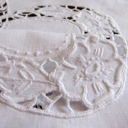 フランスの手仕事/お花の白糸手刺繍が素敵なテーブルマット 6枚目の画像