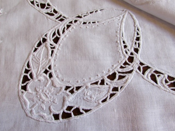 フランスの手仕事/お花の白糸手刺繍が素敵なテーブルマット 7枚目の画像