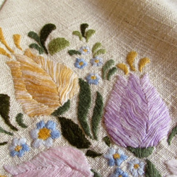 ドイツの手仕事/可愛い3色のチューリップの花束の手刺繍入りテーブルセンター 4枚目の画像