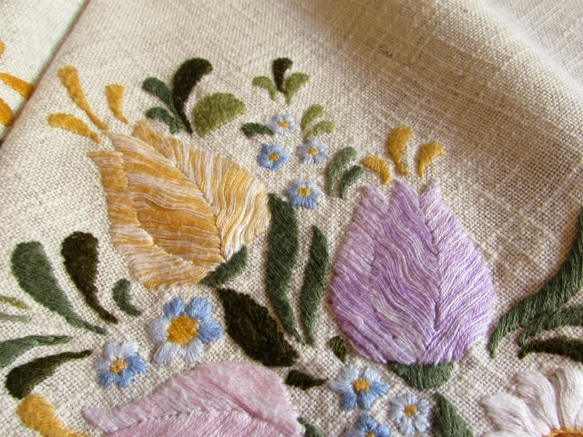 ドイツの手仕事/可愛い3色のチューリップの花束の手刺繍入りテーブルセンター 4枚目の画像