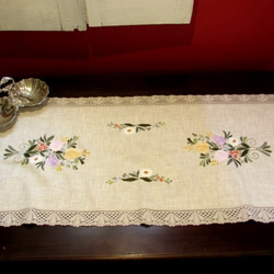 ドイツの手仕事/可愛い3色のチューリップの花束の手刺繍入りテーブルセンター 7枚目の画像