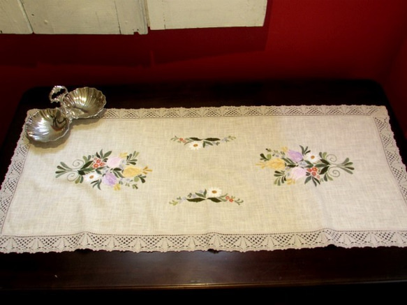 ドイツの手仕事/可愛い3色のチューリップの花束の手刺繍入りテーブルセンター 7枚目の画像