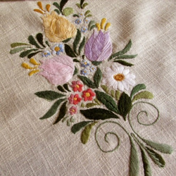 ドイツの手仕事/可愛い3色のチューリップの花束の手刺繍入りテーブルセンター 9枚目の画像