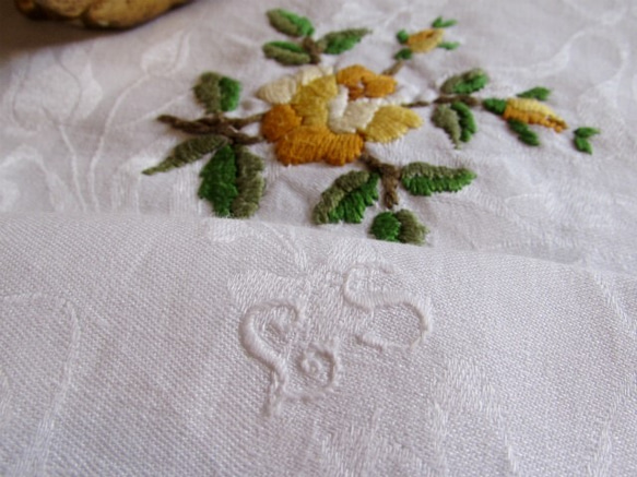 ドイツの手仕事/ダマスク織り生地に黄色い野ばらの手刺繍入りテーブルクロス 4枚目の画像