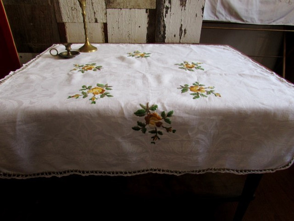 ドイツの手仕事/ダマスク織り生地に黄色い野ばらの手刺繍入りテーブルクロス 6枚目の画像