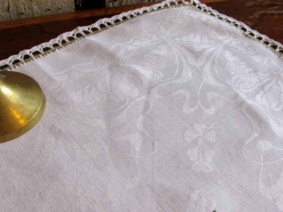 ドイツの手仕事/ダマスク織り生地に黄色い野ばらの手刺繍入りテーブルクロス 8枚目の画像