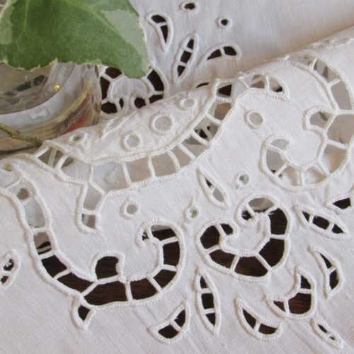 フランスの手仕事/1940年 素敵な白糸カットワーク刺繍のスクエア型