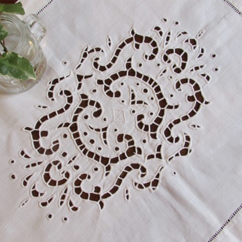 フランスの手仕事/1940年 素敵な白糸カットワーク刺繍のスクエア型
