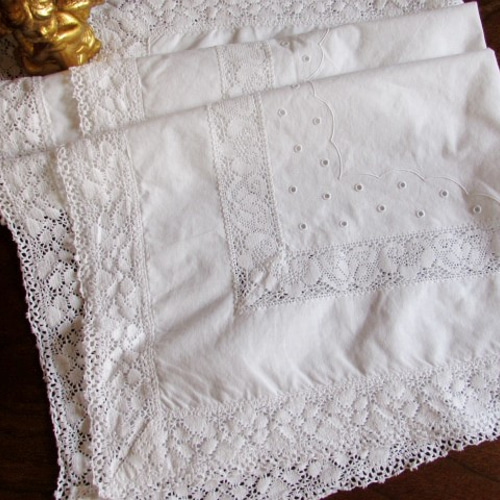 ドイツのヴィンテージ/白生地x可愛いコットンレースのテーブル