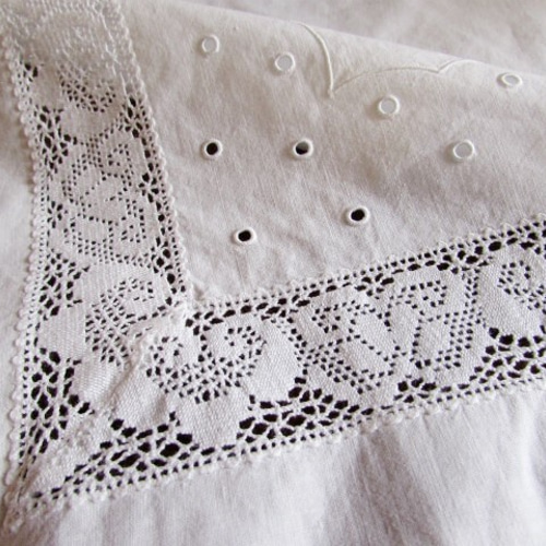 ドイツのヴィンテージ/白生地x可愛いコットンレースのテーブル