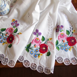 ハンガリーの手仕事/華やかなカロチャ刺繍と透かし模様の大きめテーブルクロス 4枚目の画像