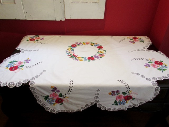 ハンガリーの手仕事/華やかなカロチャ刺繍と透かし模様の大きめテーブルクロス 8枚目の画像