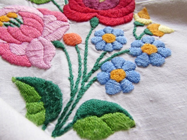 再お値下げ☆カロチャ刺繍☆テーブル敷き