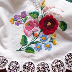 ハンガリーの手仕事/華やかなカロチャ刺繍と透かし模様の大きめテーブルクロス 6枚目の画像