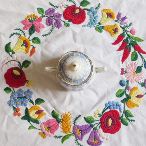 ハンガリーの手仕事/華やかなカロチャ刺繍と透かし模様の大きめ