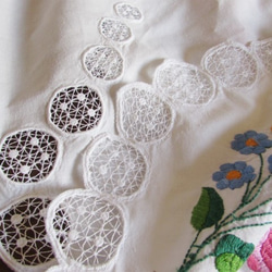 ハンガリーの手仕事/華やかなカロチャ刺繍と透かし模様の大きめテーブルクロス 10枚目の画像