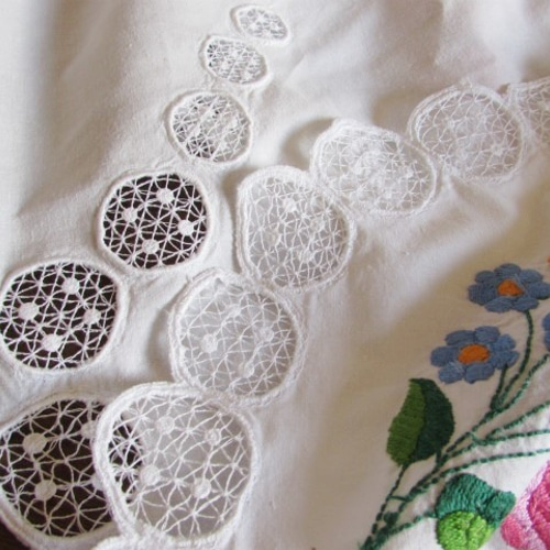 ハンガリーの手仕事/華やかなカロチャ刺繍と透かし模様の大きめ