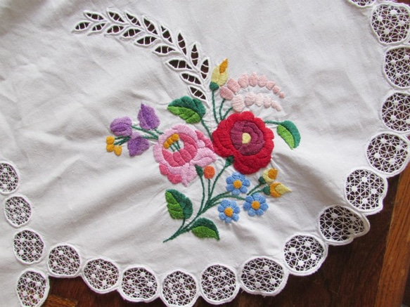 ハンガリーの手仕事/華やかなカロチャ刺繍と透かし模様の大きめテーブルクロス 5枚目の画像