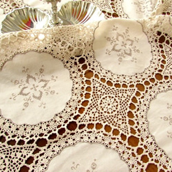 フランスの手仕事/手刺繍入りモチーフ繋ぎ クロッシェ手編みの豪華なテーブルクロス 2枚目の画像