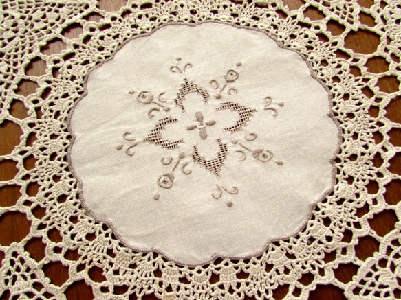 フランスの手仕事/手刺繍入りモチーフ繋ぎ クロッシェ手編みの豪華なテーブルクロス 3枚目の画像