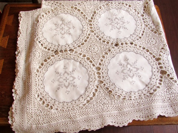フランスの手仕事/手刺繍入りモチーフ繋ぎ クロッシェ手編みの豪華なテーブルクロス 8枚目の画像