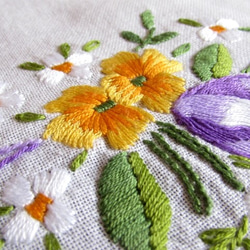 ドイツの手仕事/紫のチューリップや愛らしい小花の手刺繍 テーブルクロス 9枚目の画像