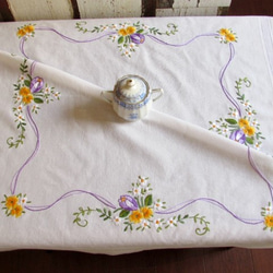 ドイツの手仕事/紫のチューリップや愛らしい小花の手刺繍 テーブルクロス 2枚目の画像