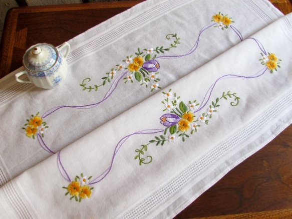 ドイツの手仕事/紫のチューリップや愛らしい小花の手刺繍 テーブルクロス 3枚目の画像