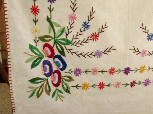 ドイツの手仕事/愛らしい色とりどりのお花の手刺繍入り オーバータオル 2枚目の画像
