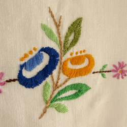 ドイツの手仕事/愛らしい色とりどりのお花の手刺繍入り オーバータオル 3枚目の画像
