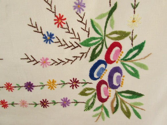 ドイツの手仕事/愛らしい色とりどりのお花の手刺繍入り オーバータオル 4枚目の画像