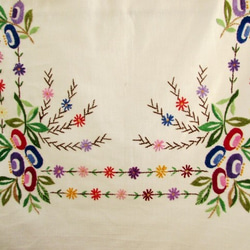 ドイツの手仕事/愛らしい色とりどりのお花の手刺繍入り オーバータオル 7枚目の画像