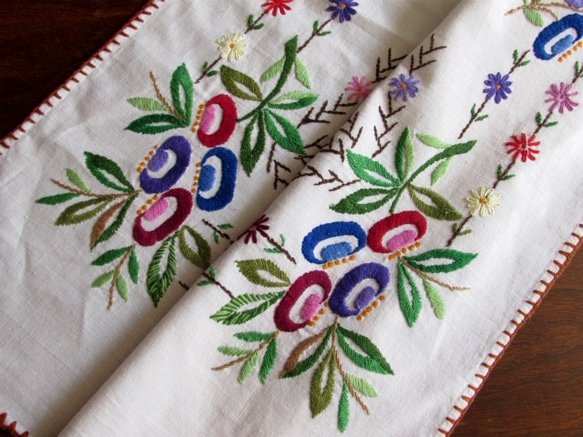 ドイツの手仕事/愛らしい色とりどりのお花の手刺繍入り オーバータオル 8枚目の画像