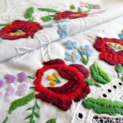ハンガリーの手仕事/可愛いカロチャ刺繍と手編みレースのテーブルセンター 4枚目の画像