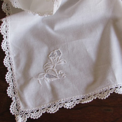 ドイツの手仕事/ジャーマンコットン生地に素敵な白糸手刺繍と手編みレース テーブルクロス 1枚目の画像