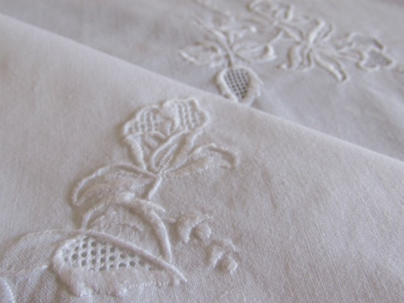 ドイツの手仕事/ジャーマンコットン生地に素敵な白糸手刺繍と手編みレース テーブルクロス 4枚目の画像