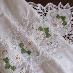 ドイツの手仕事/可愛らし白いお花のアップリケ手刺繍とレース テーブルクロス 2枚目の画像