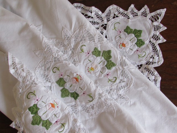 ドイツの手仕事/可愛らし白いお花のアップリケ手刺繍とレース テーブルクロス 2枚目の画像